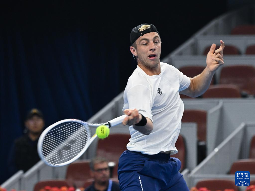 开云体育中国-西班牙网球队险胜澳大利亚网球队，阿尔卡拉斯绝境逆转
