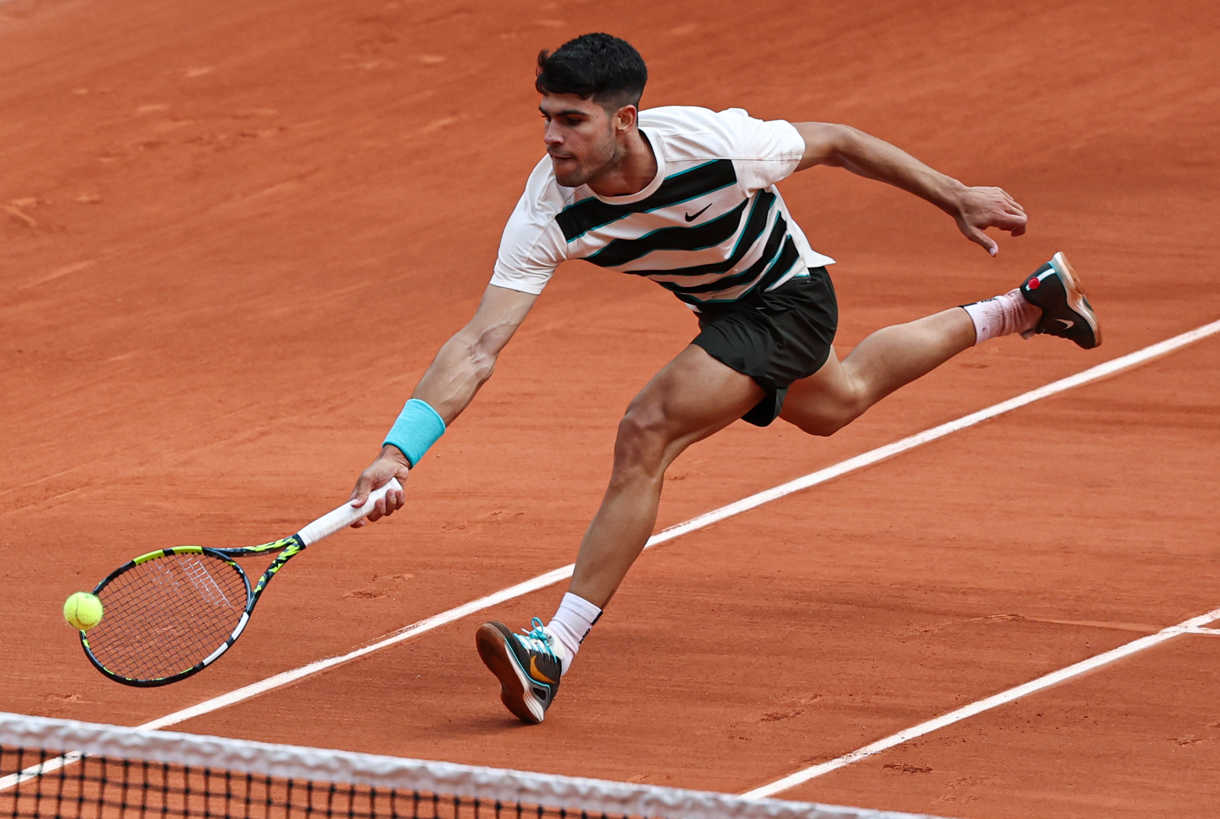 西班牙网球队险胜澳大利亚网球队，阿尔卡拉斯绝境逆转