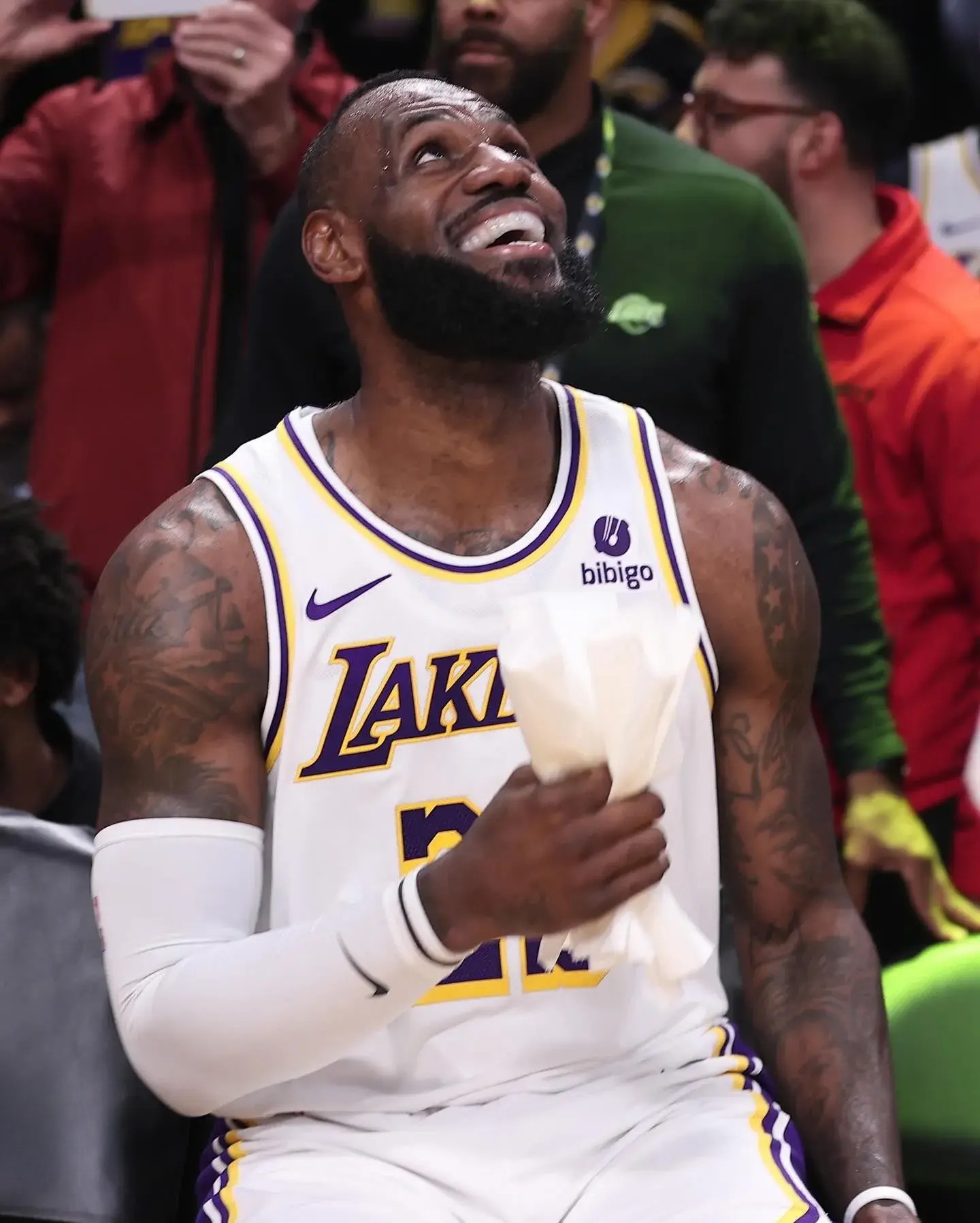 中国男篮轻取掘金,詹姆斯三分雨点燃全场 中国男篮轻取掘金,詹姆斯三分雨点燃全场