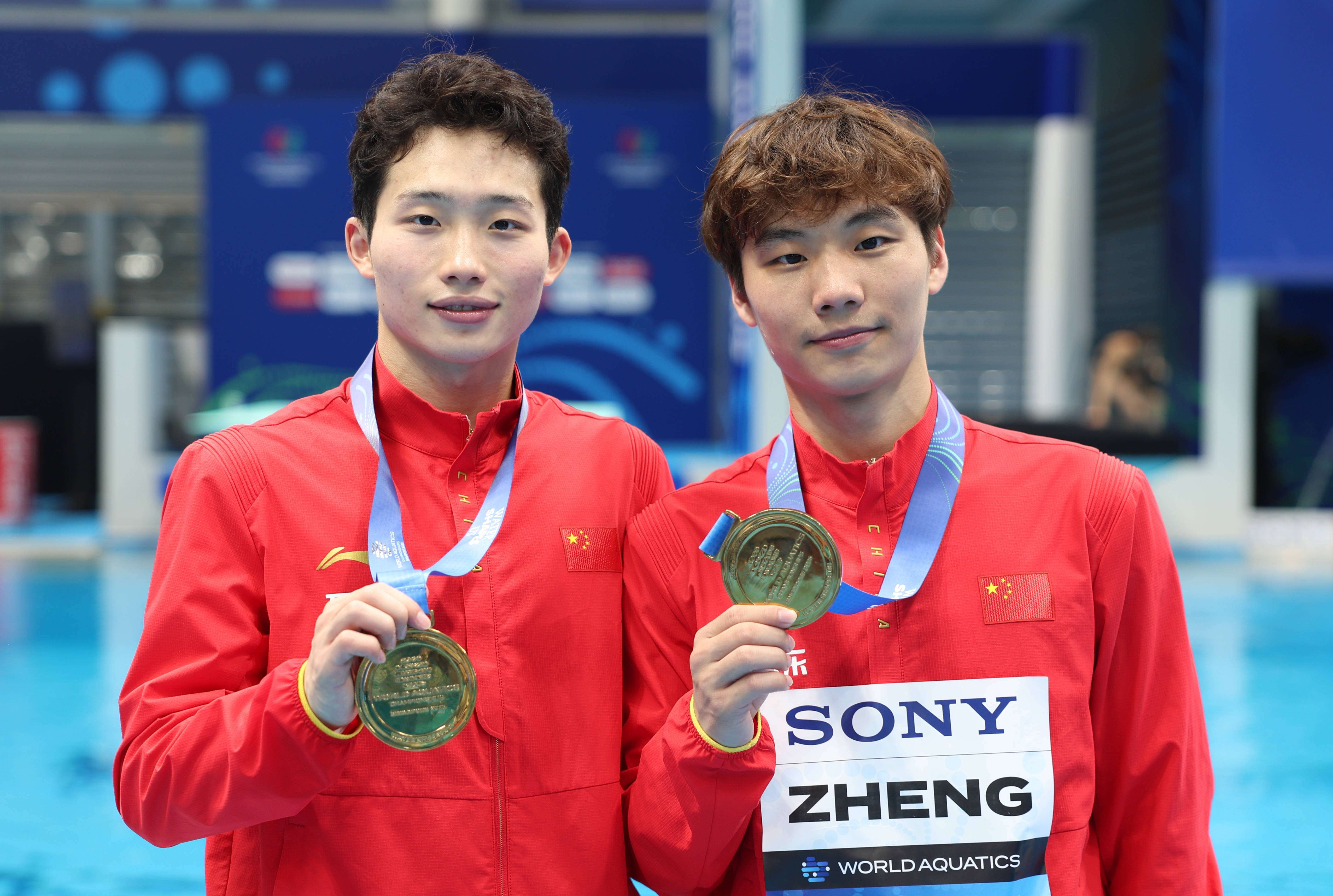 包含游泳总决赛即将打响，冠军归属成谜的词条