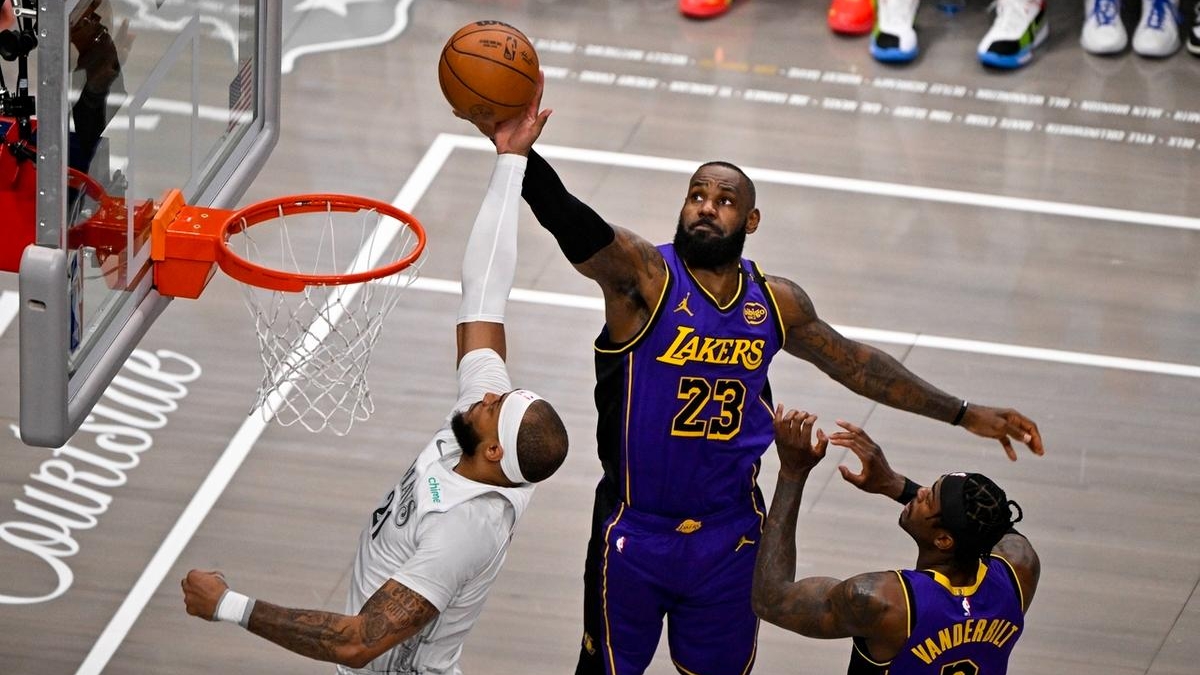 火箭力克独行侠，詹姆斯统治全场