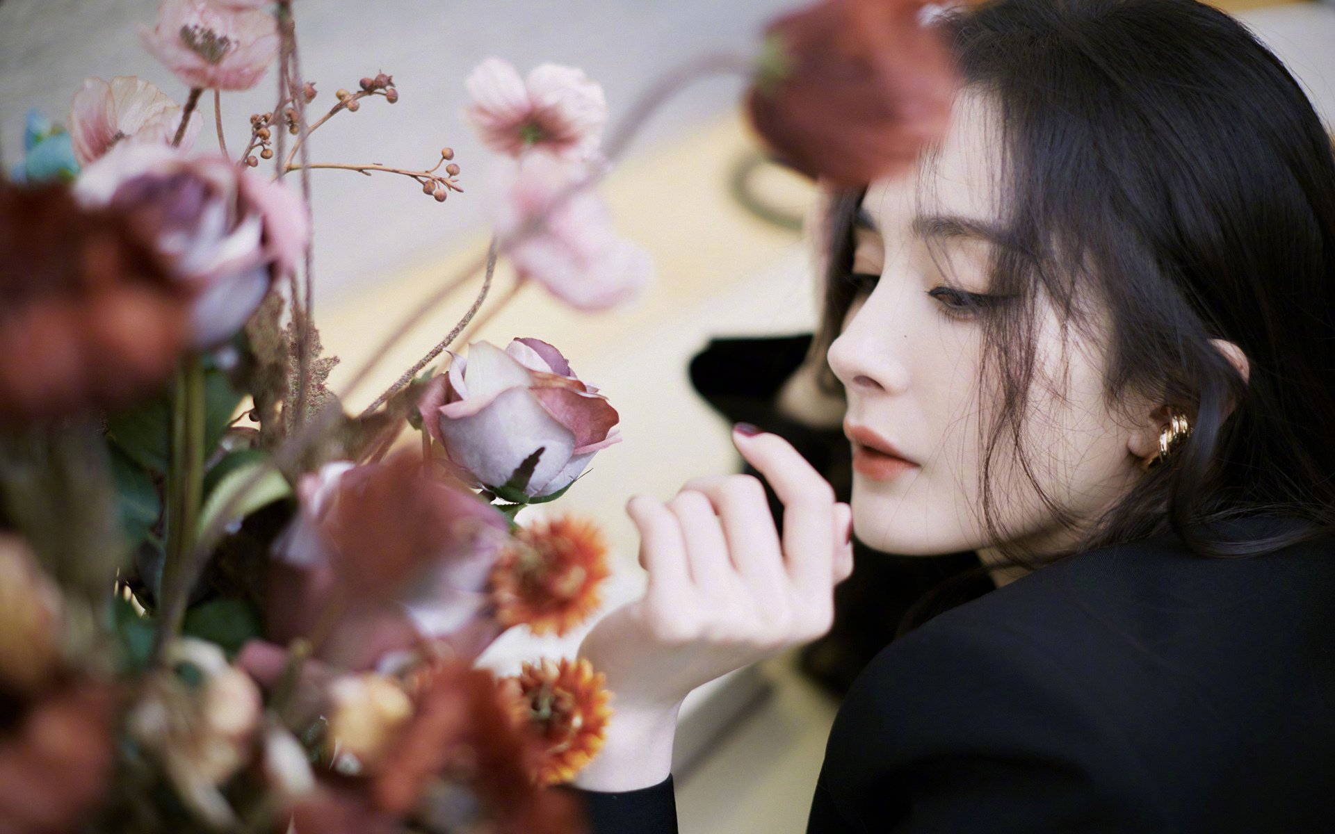 鹈鹕风暴席卷广东,小贾伦季后赛绽放,新时代篮球的平行叙事