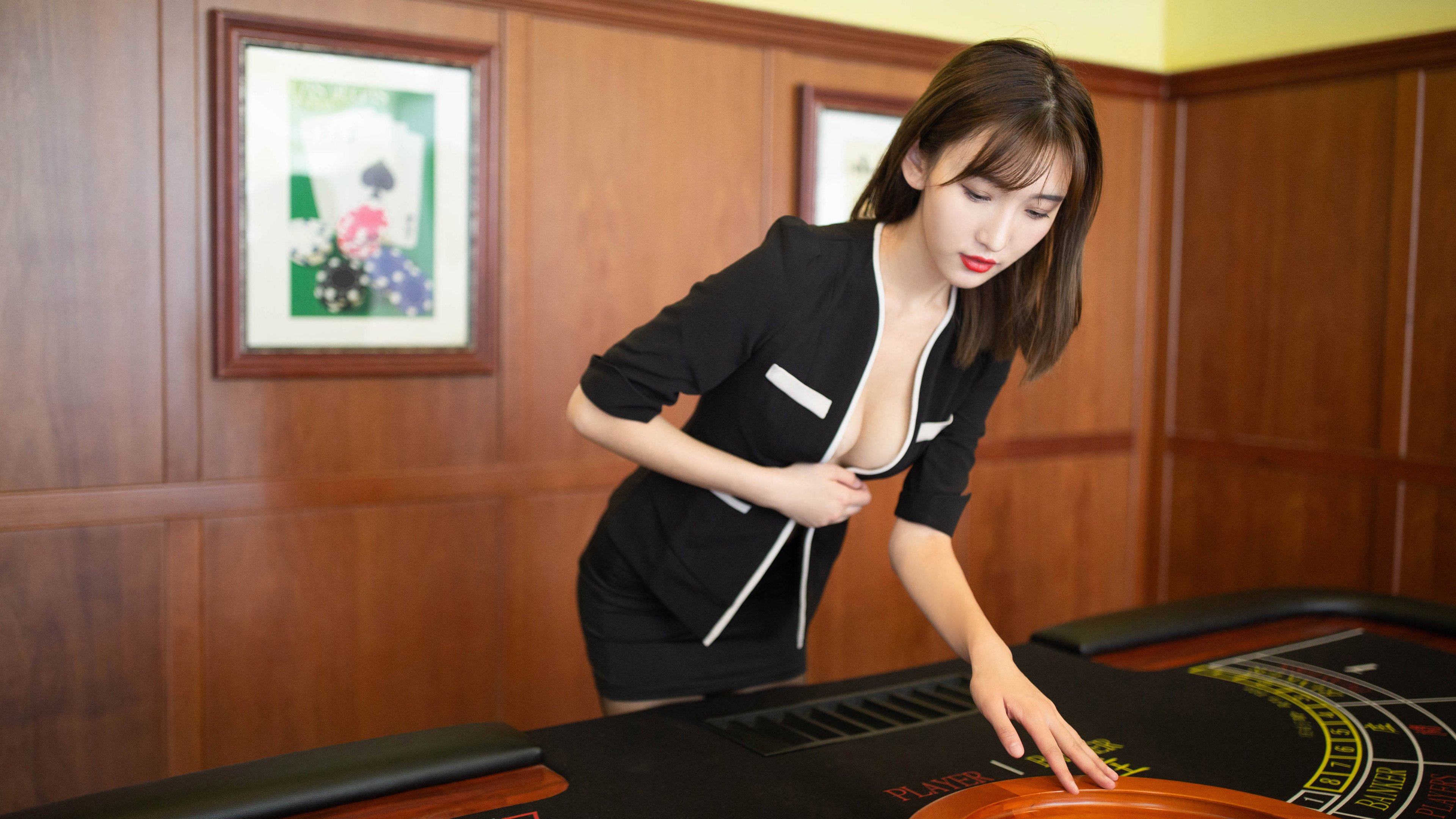 轰鸣赛道与硬木地板的共同心跳，论巅峰对抗的永恒魅力